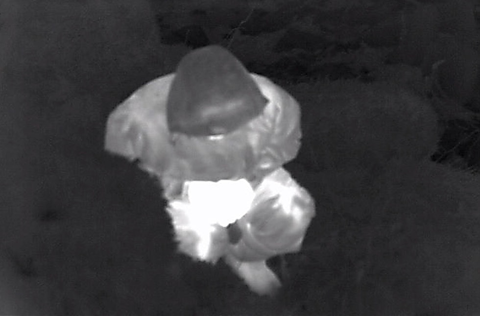 Fullført ettersøk: Vi fant «hjorten» i skogen, selv om han satt bak en stein. Termisk-kikkert-og-ettersøk-6
