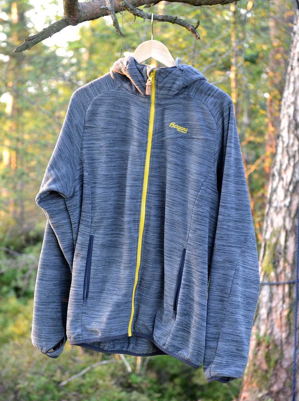 TYKK FLEECE: Bergans Hareid varmer svært godt når den er tørr, men pusteevnen er svak. Tyngre å ha i sekken enn en dunjakke, men tørker betydelig raskere. Må raskt av i pausene når den er våt. Utstyrsguide-mellomplagg-5