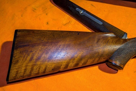 BLI NY MED JEGER: En sliten Sauer som har sett bedre dager. Nettskjæringen er tett av gammel guffe, stokken er full av bulker, hakk og misfargede felt, samt mangler et par fliser. Resultatet ser du nederst i artikkelen. Pusse våpen, olje skjefte, våpenpuss, rifleskjefte, hagleskjefte, treskjefte, våpenstokk, restaurere våpen