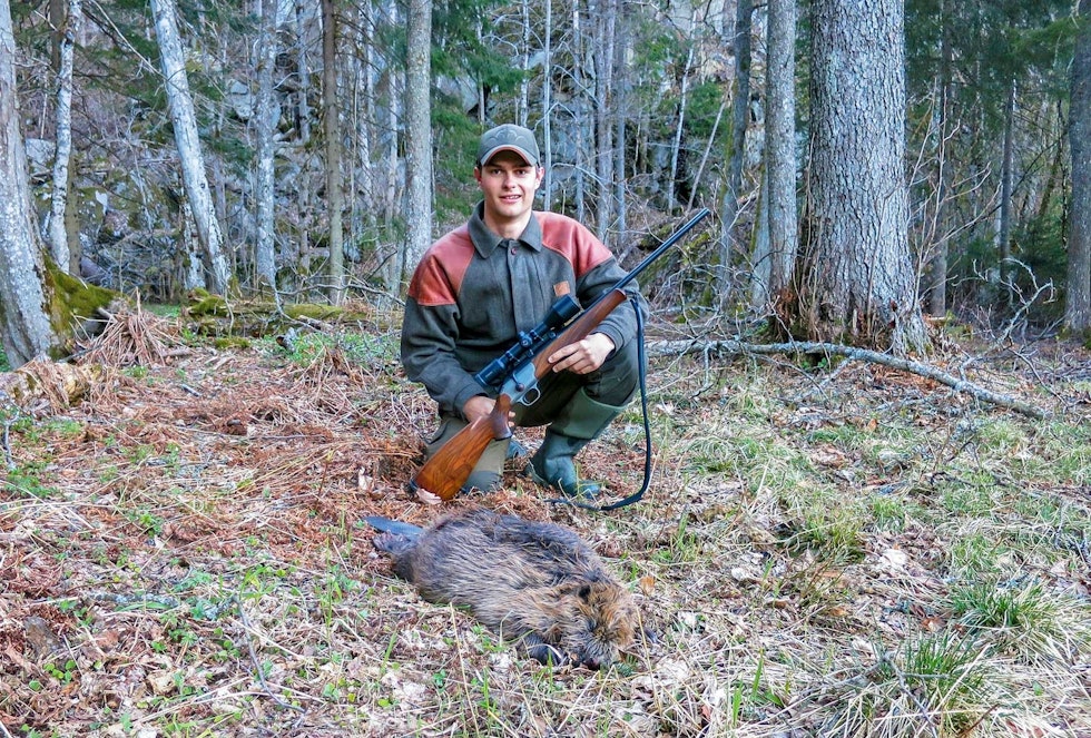 ...Så sønn: Og jaggu ser det ut som om jaktlykken følger med jakka: Bever nr. to i boks! Beverjakt-3