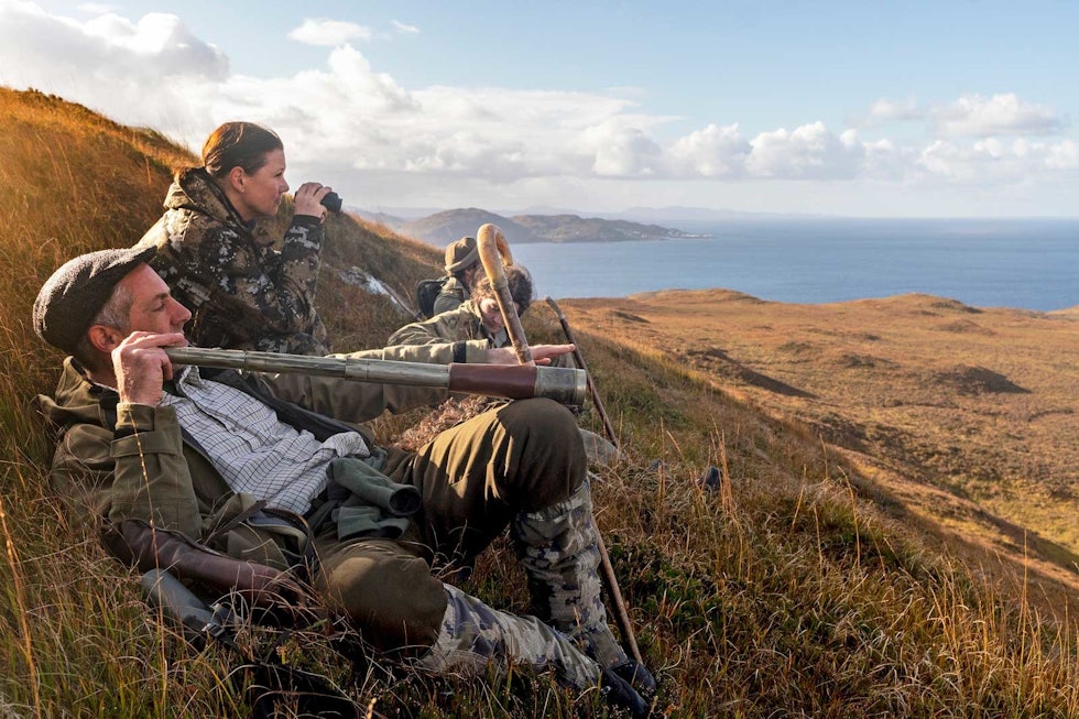 Stalker Jim og norsk hjortejeger Kristin Fossmo på hjortejakt hos Knoydart Estate i Skottland Hjortejakt på Knoydart estate i Skottland