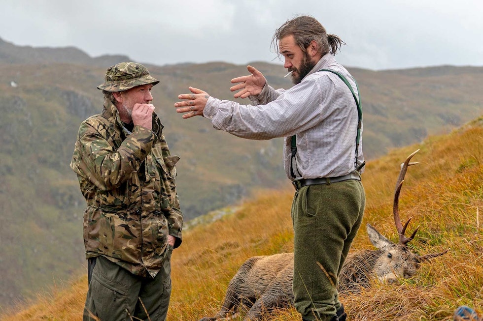Metallhue: «Overkill» står det på knokene til ghillie Uilleam McCarrol O'Neill (t.h). Denne dagen var han og stalker Iain Biggart mer enn glade for at det kun ble en bukk, etter å ha gått sju timer i kuling, skodde og vannrett regn. Skottland-Knoydart-hjortejakt-5