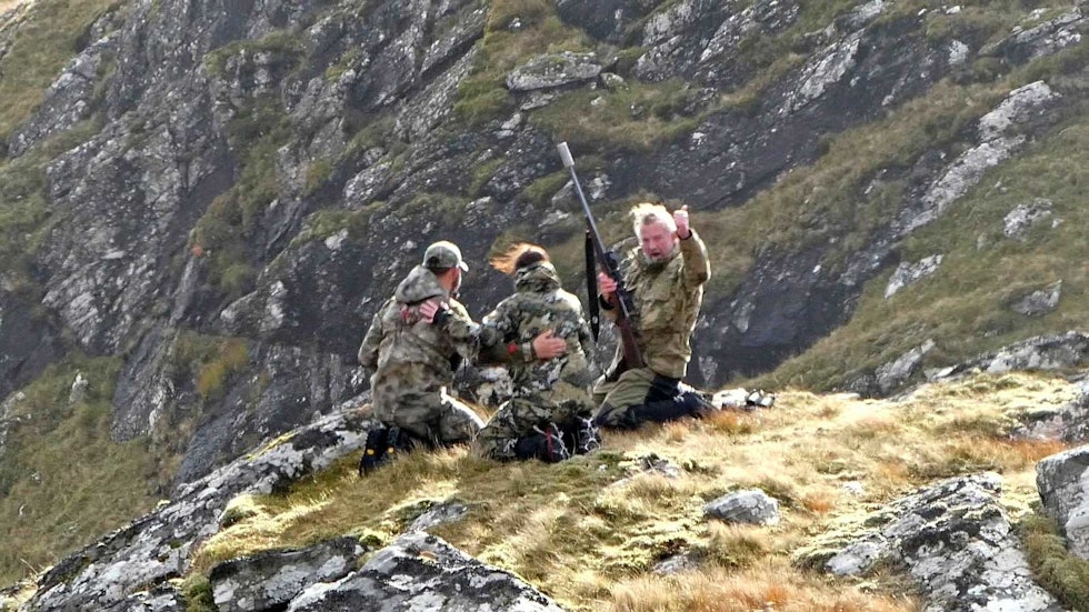 Tett på: Vertskapet og jaktgjestene kommer tett på hverandre under strabasiøs høylandsjakt. Ingen tvil om at det er felles glede over felt vilt! (foto: Johan Trygve Solheim) Skottland-Knoydart-hjortejakt-7