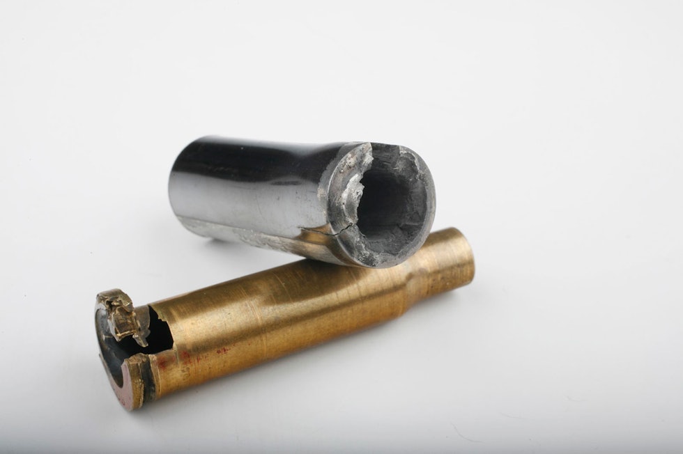 TETT TOPP: Full hylse med pistolkrutt (N320) og 200 grs kule. I tillegg ble pipetuppen sveiset igjen. Resultatet ble ødelagt hylse og revnet sveis. Hjemmelading-3