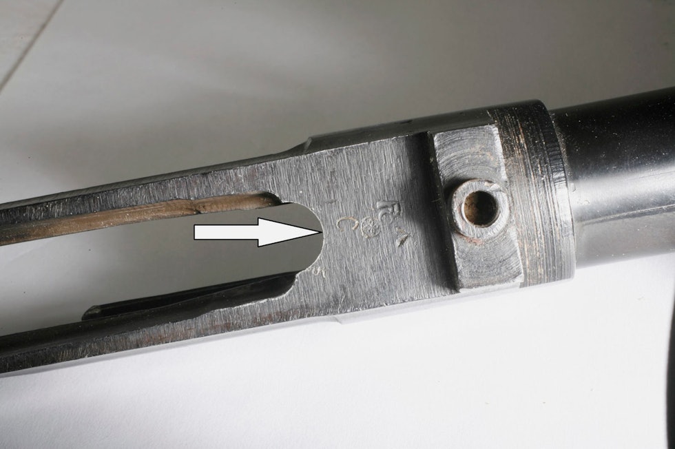 AFRIKABLÅS: Kassa ble svekket ved å frese ut lengden slik at den fungerte med en .375 H&H-hylse. Full hylse med pistolkrutt og 200 grs kule, og fremdeles .308-pipe. Også denne gangen ble det bare ødelagt hylse. Hjemmelading-4