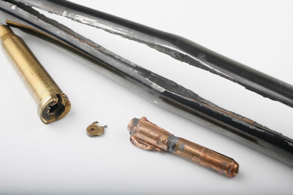 STJERNESMELL: Ei 200 grs kule i kal. 308 ble plassert fem centimeter inne i pipa foran en 8x68S-patron. Resultatet ble ødelagt hylse og kløyvd pipe fra låskassering til pipetupp. Kulene satt i hverandre som en plugg. Her har kolossale krefter vært i sving Hjemmelading-6