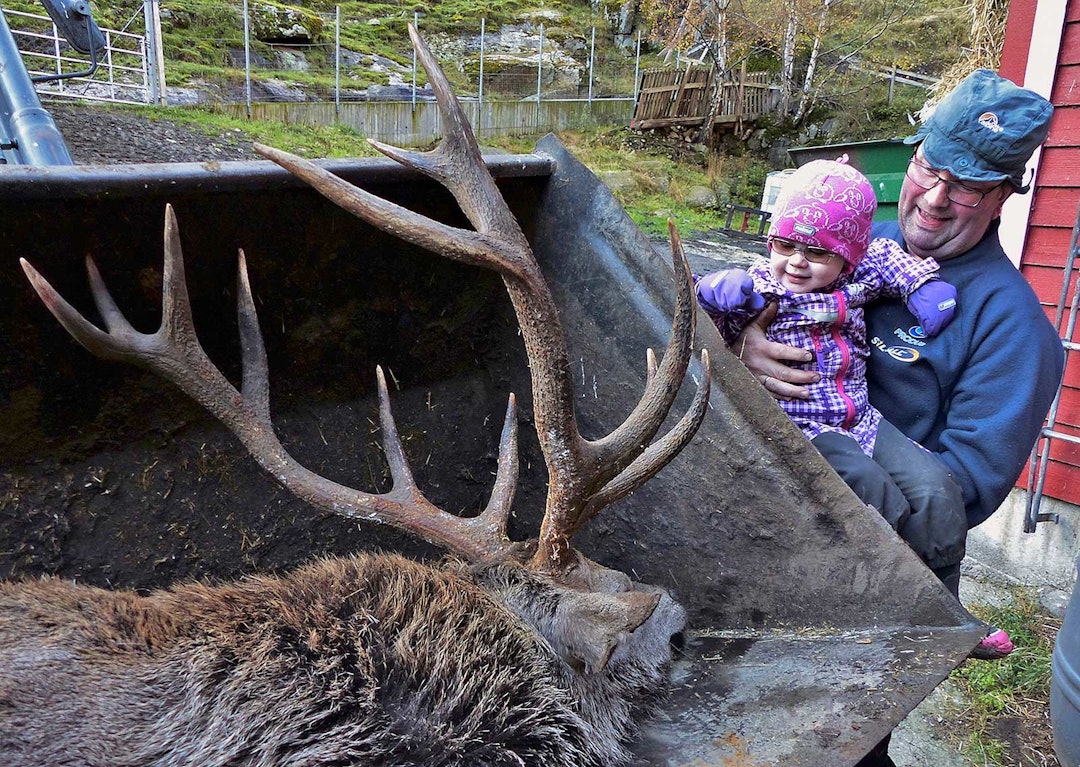 Storbukkens minne: Når vesle Johanne vokser opp, vil dette bildet av henne sammen med sin far Ole Johan Bjørkum bli en del av hennes eget tidsavtrykk. Hjortejakt-8