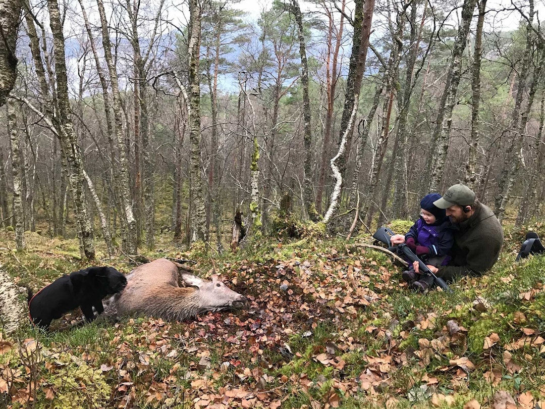 TIDLIG UTE: Ikke mange får være med på aktiv jakt mens du ennå må sitte i bæremeis! Jaktens-fremtid-7