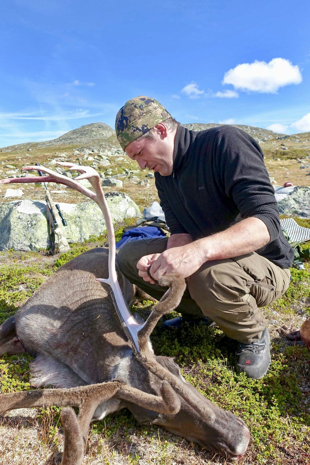 Jakthygiene: Overlege Kristian Rødland ved Folkehelseinstituttet, her under reinsjakt på Hardangervidda, tilrår hyppig håndvask under årets jakt. (Foto: Olaf Schjøll) Koronaråd-for-høstjakt-1
