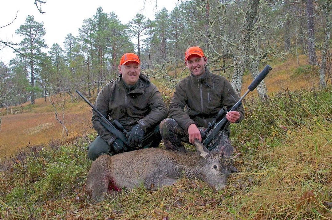 Fornøyde jegere: Etter en fin los og bukkefall er Sondre (t.v.) og Sam-Atle godt fornøyde med jaktdagen. Hjortejakt-Nordmøre-2