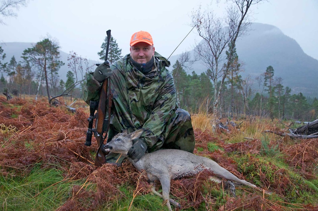 Rådyrkalv: Jaktleder gir klarsignal for felling av rådyrkalv når unghunden Fant har gjort så god jobb. Bård Øygarden er ikke vond å be. Hjortejakt-Nordmøre-3