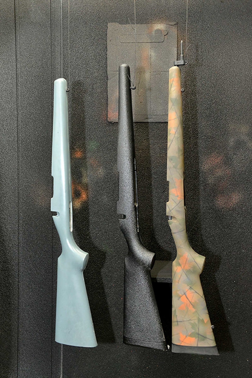 STEG 1, 2 og 3: Halvfabrikat fra Legendary Arms til venstre, skjefte sprøytet med gripcoat i midten og ferdig skjefte til høyre. Børsebygging-Børsemaker-4