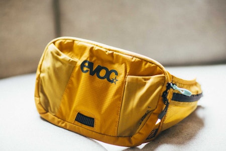 LETT: Hip Pouch 1 fra Evoc veier cirka like mye som en pakke pålegg, og er praktisk på tur. Foto: Kristoffer H. Kippernes. LETT: Hip Pouch 1 fra Evoc veier cirka like mye som en pakke pålegg, og er praktisk på tur. Foto: Kristoffer H. Kippernes.