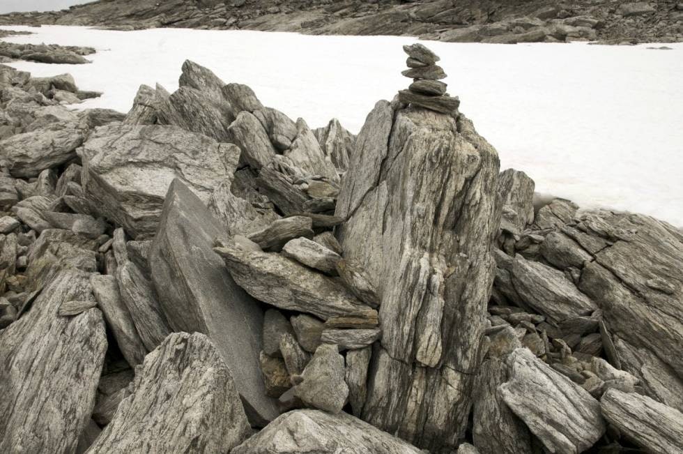 Kjøttgrav: Stedet er markert med en liten varde oppe på steinen. Ned til venstre for varden, ligger dyret godt beskyttet av stein.