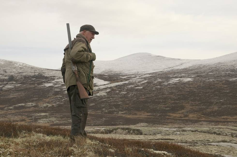 Fjelljegeren: Spirit er ute i søk etter fugl, mens Bjørn følger nøye med. Fjelljegeren: Spirit er ute i søk etter fugl, mens Bjørn følger nøye med.
