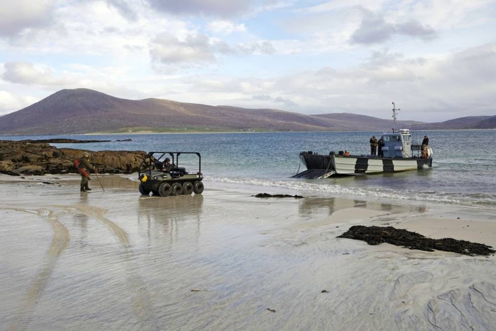 landgang: Båten fra Falklands-krigen setter utvilsomt sitt preg på jakta.