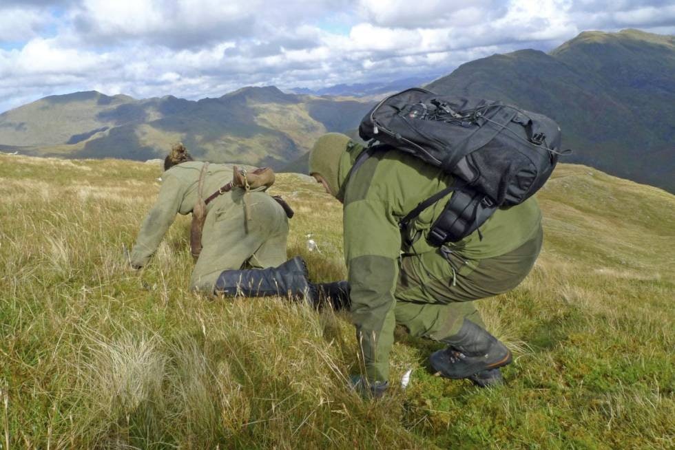 ANSMYGNING: – Come on! Crawl beside me! hvisker Iain mens han ligger flatt mot marken. ANSMYGNING: – Come on! Crawl beside me! hvisker Iain mens han ligger flatt mot marken.