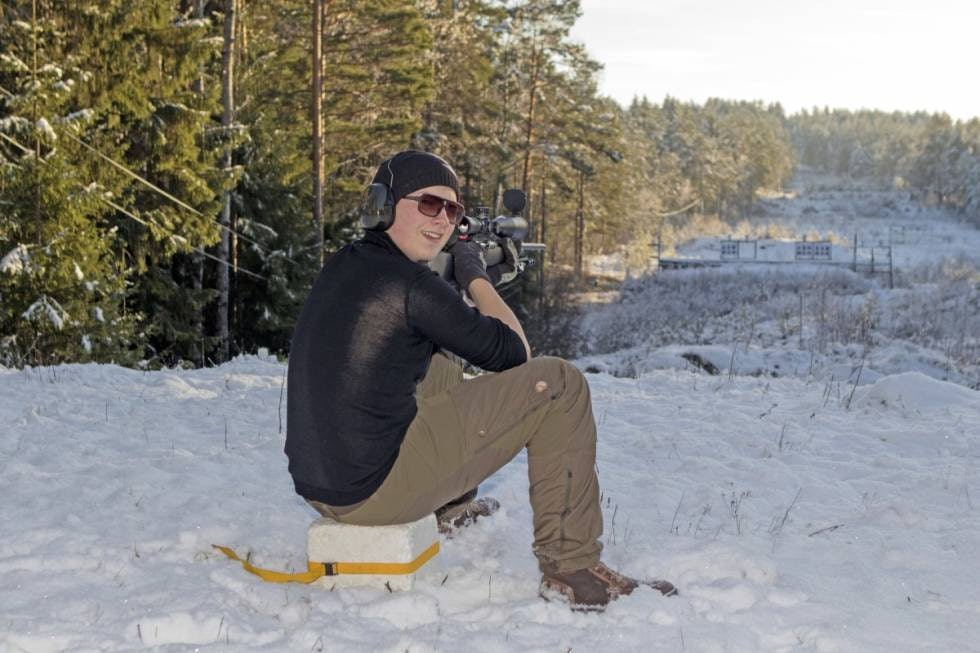 Ivrig skytter: Håkon trener for å bli treffsikker til han skal felle vilt med rifla.