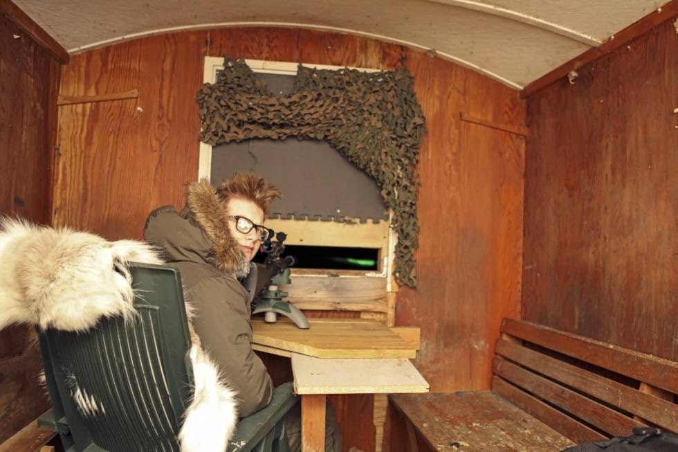 LANG OG KALD NATT: Reven kom ikke i år. Men Håkon holdt seg varm, selv om det var kaldt ute: Kondensen fra pusten frøs til is på det ene brilleglasset i løpet av natten. LANG OG KALD NATT: Reven kom ikke i år. Men Håkon holdt seg varm, selv om det var kaldt ute: Kondensen fra pusten frøs til is på det ene brilleglasset i løpet av natten.