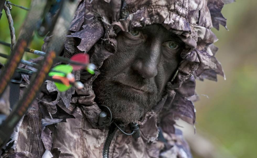 SKAUTROLL: Buejakten krever at du kommer inn på svært tette skuddhold. Derfor er kamuflasje en ubetinget fordel. Mange bruker ansiktsmaling fordi du ikke kan ha blafrende ansiktsmasker eller annet som henger seg opp i strengen når du skyter. SKAUTROLL: Buejakten krever at du kommer inn på svært tette skuddhold. Derfor er kamuflasje en ubetinget fordel. Mange bruker ansiktsmaling fordi du ikke kan ha blafrende ansiktsmasker eller annet som henger seg opp i strengen når du skyter.