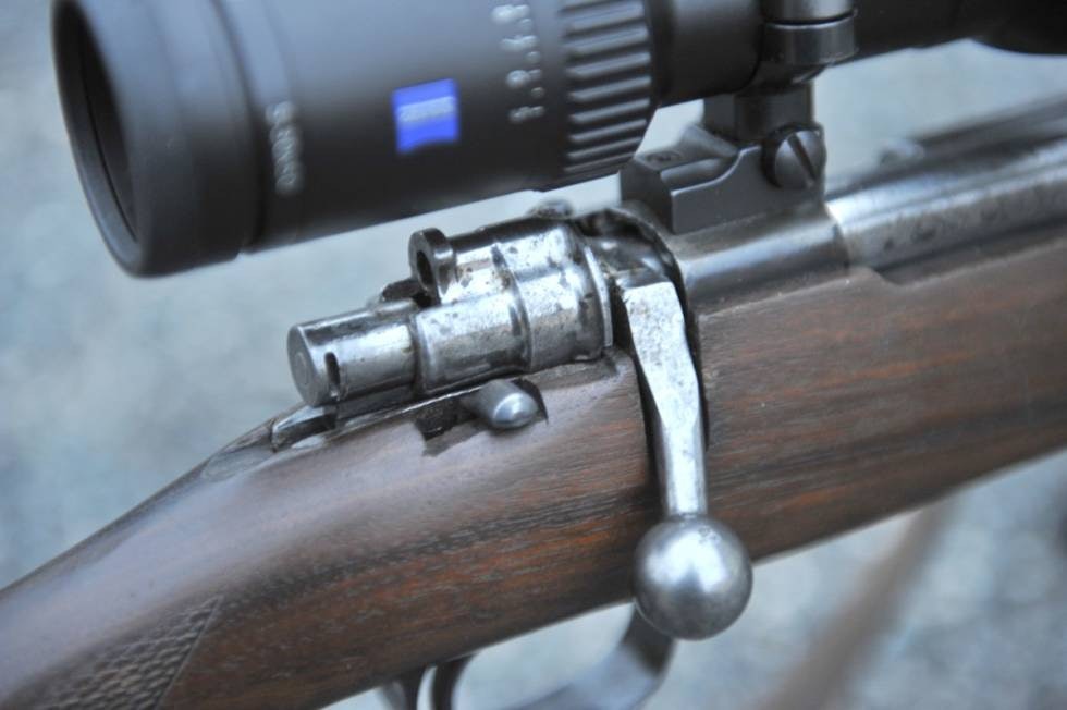 Tung sikring: Slik er sikringen på en original Mauser. Den er vanskelig tilgjengelig og plundrete å bruke når dyret står der og du skal sikre av. Tung sikring: Slik er sikringen på en original Mauser. Den er vanskelig tilgjengelig og plundrete å bruke når dyret står der og du skal sikre av.