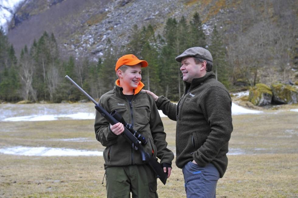 PRIORITERER JAKT: Pappa Geir Helge Østerbø har tenkt å hjelpe sønnen med å skaffe en riflepakke den ferske jegeren Endre kan bruke i mange år.