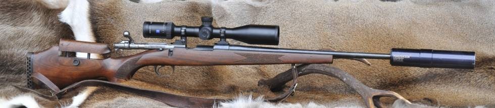 FIREARMS MAUSER M98: 50 år gammel lisensprodusert Mauser som brukt kostet 1500 kroner, men som er påkostet med nytt skjefte med hevbart kinnstykke (gjort av børsemaker), nytt jaktavtrekk, ny moderne sikring og beddet skjefte. Samlet pris for oppgradert rifle er ca 10 000,-. Kikkertsiktet er en Zeiss V6 5-30x50 til ca 16.000 kroner. Lyddemper er Hausken Standard til kr 3500. FIREARMS MAUSER M98: 50 år gammel lisensprodusert Mauser som brukt kostet 1500 kroner, men som er påkostet med nytt skjefte med hevbart kinnstykke (gjort av børsemaker), nytt jaktavtrekk, ny moderne sikring og beddet skjefte. Samlet pris for oppgradert rifle er ca 10 000,-. Kikkertsiktet er en Zeiss V6 5-30x50 til ca 16.000 kroner. Lyddemper er Hausken Standard til kr 3500.