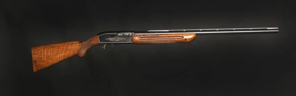 SNILL MED SKULDRA: Halvautomaten lader om patronene hver gang den avfyres, men du kan ikke ha mer enn en patron i kammeret og ett i magasinet. SNILL MED SKULDRA: Halvautomaten lader om patronene hver gang den avfyres, men du kan ikke ha mer enn en patron i kammeret og ett i magasinet.