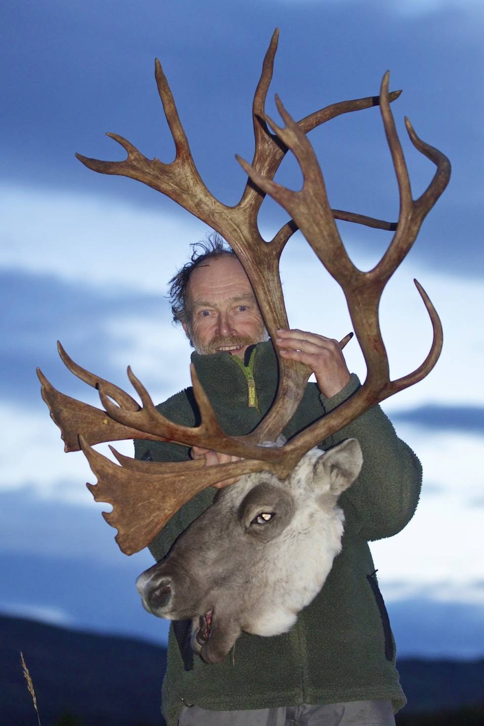 Bukkefeberen er over! Jaktfotograf Bjørn Brendbakken må ta bilde av jeger og gevir! Foto Bjørn Brendbakken. Bukkefeberen er over! Jaktfotograf Bjørn Brendbakken må ta bilde av jeger og gevir! Foto Bjørn Brendbakken.