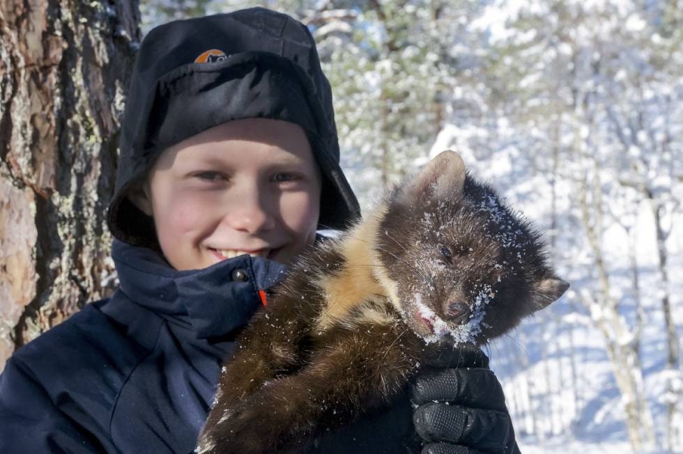 NILS OG MÅREN: En glad fangstmann med et av skogens vakreste dyr. NILS OG MÅREN: En glad fangstmann med et av skogens vakreste dyr.