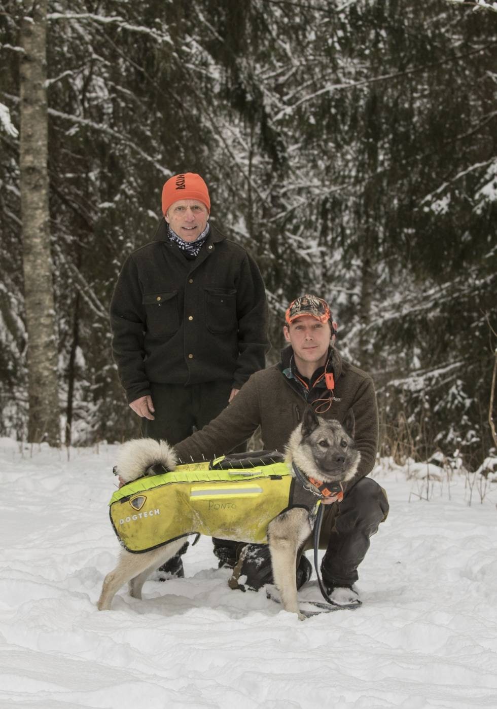 JEGERE: Roar Stokkebekk (t.v) og Jon Syver Sundby bor og jakter i ulvesonen. Stokkebekk tør ikke lengre slippe løshund på elg, mens Sundby setter vernevest på hunden før han slipper.
