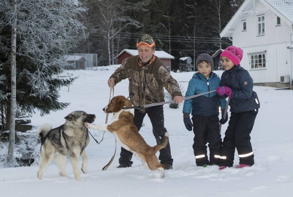 FAMILIEN: Familien er glade i hundene, og Roar Stokkebekk vil ikke tilgi seg selv om han må fortelle barna Sara og Benjamin at hunden Niklas er tatt av ulv.
