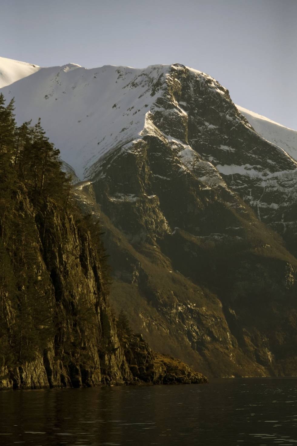 RÅ NATUR:  Steile fjellsider  som stuper rett ned i fjorden.