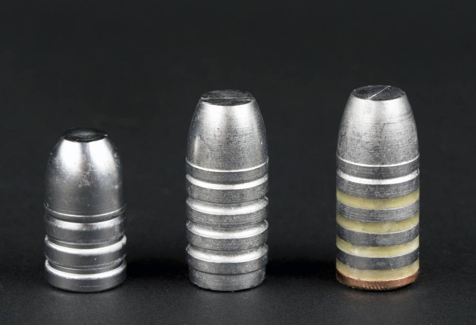 BLYKULER: Disse kulene har jeg brukt i artikkelserien. F.v: Lee 300 grains kule uten bunnkopp, RCBS 405 grains slik den ser ut før den er kalibrert, smurt og påsatt bunnkopp og samme kule klar til bruk. blykuler til testing