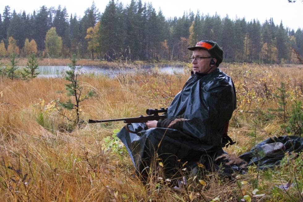 FORGJEVES VENTING: Martin Johansson fra Bjurholm på en av de såkalte idealpostene en regnfull og dyster jaktmorgen. FORGJEVES VENTING: Martin Johansson fra Bjurholm på en av de såkalte idealpostene en regnfull og dyster jaktmorgen.