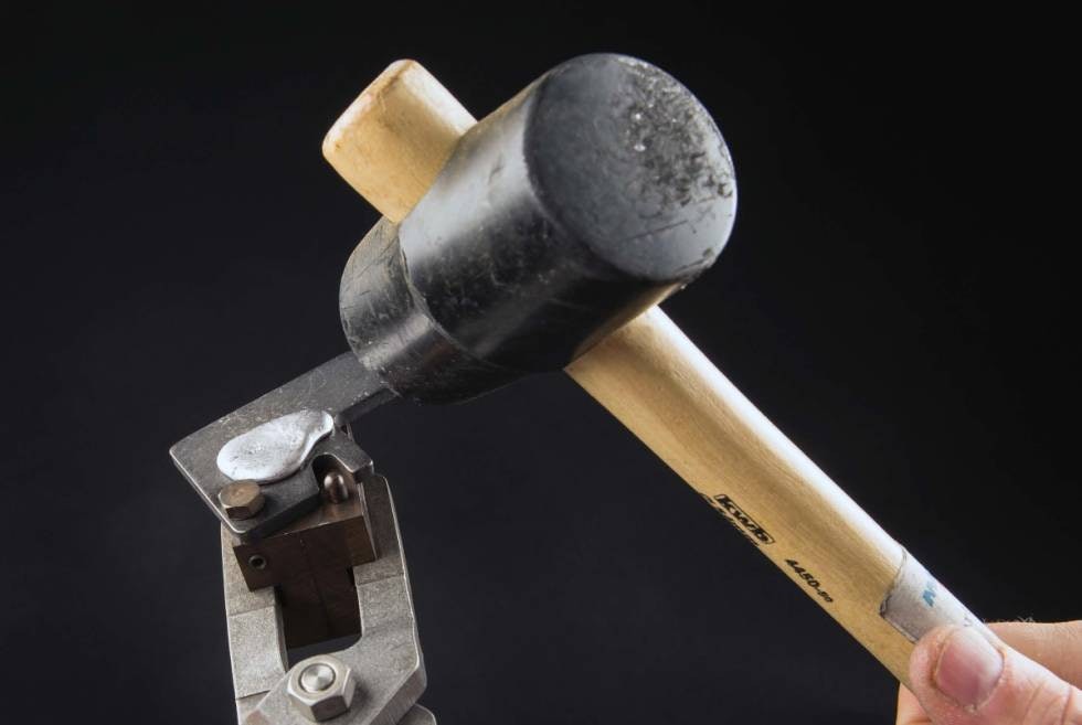 SLAG: Bruk en gummihammer eller en treklubbe til å slå løs kutterplata.