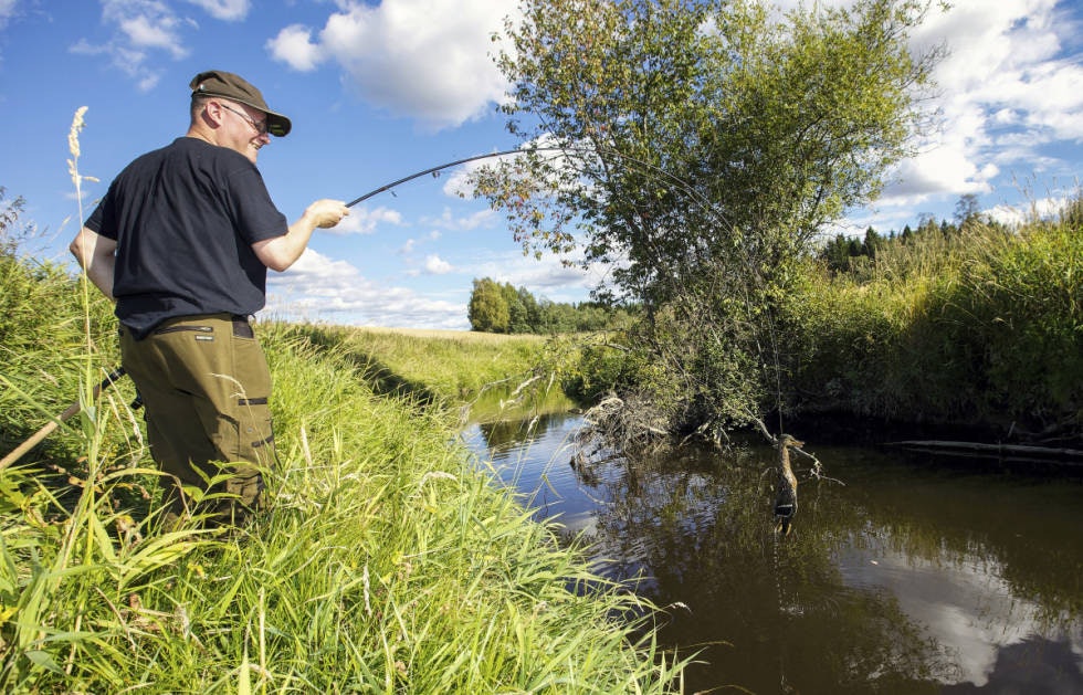 FISKING:  Første and ble reddet med fiskestang.