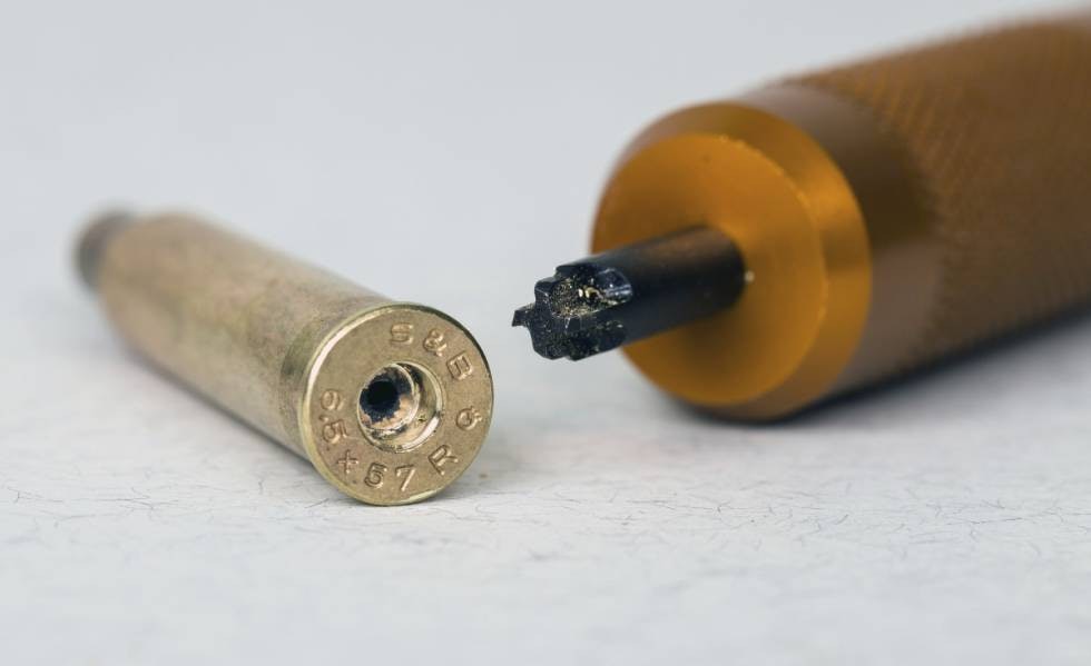 HULL: Hylsene fra Sellier og Belliot har trange hettelommer; om du skal lade om bør du brotsje tennhettelomma. HULL: Hylsene fra Sellier og Belliot har trange hettelommer; om du skal lade om bør du brotsje tennhettelomma.