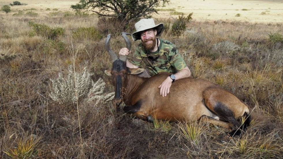 FIKK SVI: Thomas hadde sikteøyet litt for nær kikkertsiktet og dermed smalt det bokstavelig talt både for både skytter og denne flotte hartebeesten.Foto: Steinar