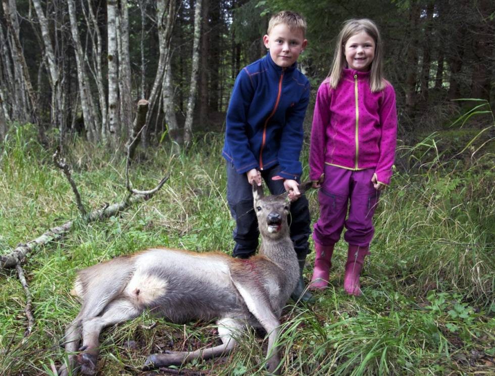 NY GENERASJON HJORTEJEGERE: Emil og Kamilla vil være med å hente dyra som far har skutt.