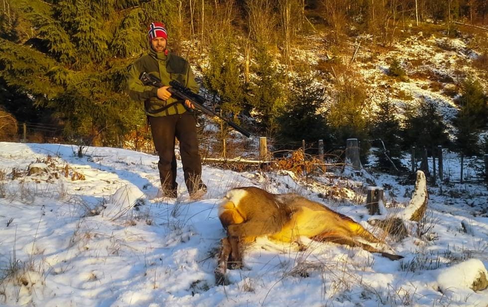 SKOGENS BESTE MAT: Olav Haaverstad deler jaktglede med den jaktgal gordonsetter tispe, som må være i himmelriket for stående fuglehunder