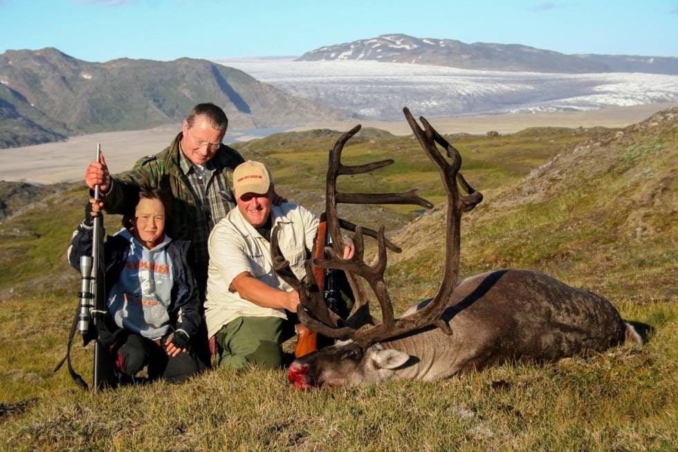 SANNHETENS ØYEBLIKK: I riktig vind og med en god porsjon tålmodighet, har det lykkes jegeren å komme uvanlig nær inn på denne gullbukken. Det er ganske enkelt ikke mulig å bomme!