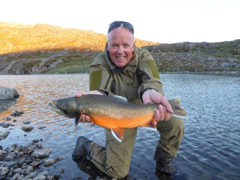 FLOTT FISKE: Frode Larsen behersker også kunsten å fiske med flue. Sjørøyas vakre gytedrakt betyr bare at den slippes ut igjen for å bidra til nye generasjoner med røye.