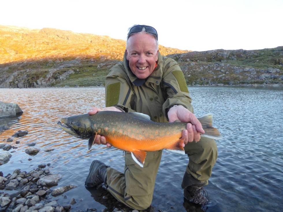 FLOTT FISKE: Frode Larsen behersker også kunsten å fiske med flue. Sjørøyas vakre gytedrakt betyr bare at den slippes ut igjen for å bidra til nye generasjoner med røye. FLOTT FISKE: Frode Larsen behersker også kunsten å fiske med flue. Sjørøyas vakre gytedrakt betyr bare at den slippes ut igjen for å bidra til nye generasjoner med røye.