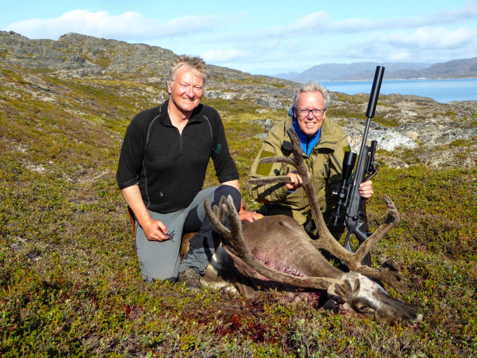 VELLYKKET JAKT: Frode Larsen(t.h) har nettopp felt en flott storlbukk i vakker grønlandsk natur, ikke rart han er blid.