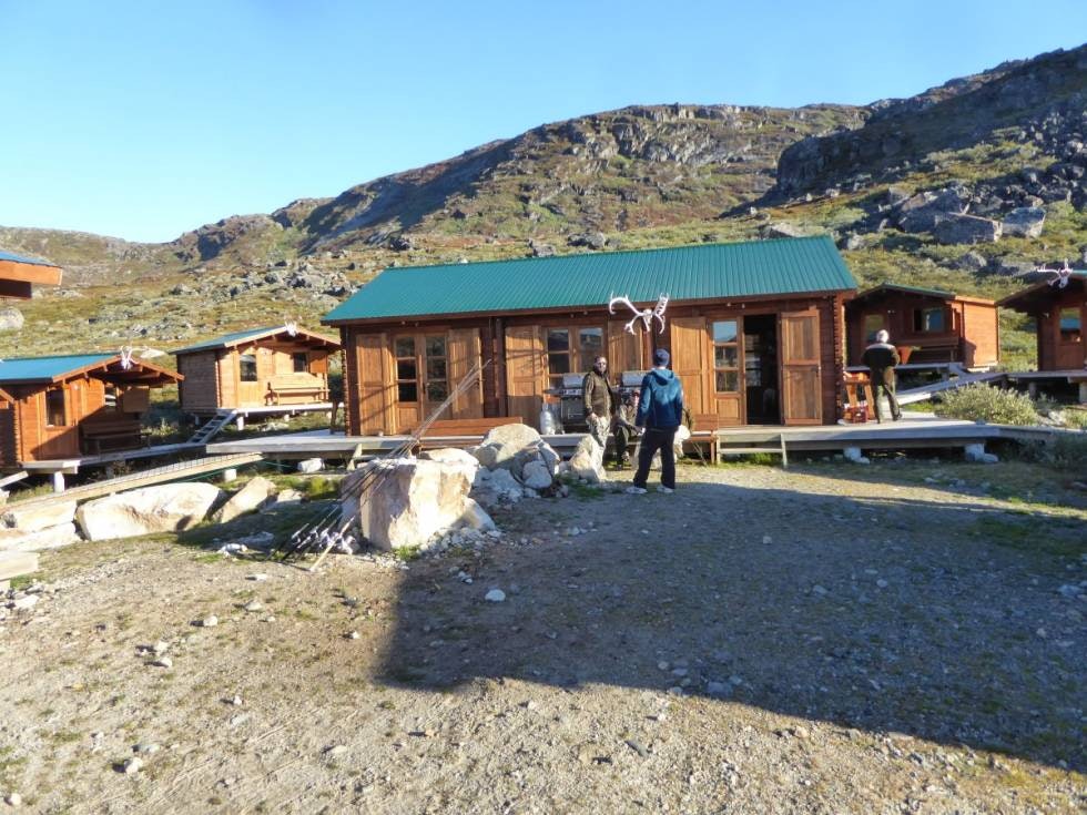 FLOTT CAMP: Denne nybygde jakt- og fiskecampen ligger gode 2 ½ time med båt fra flyplassen i Nasarsuaq, og er et fantastisk utgangspunkt for topp jakt- og fiskeopplevelser.