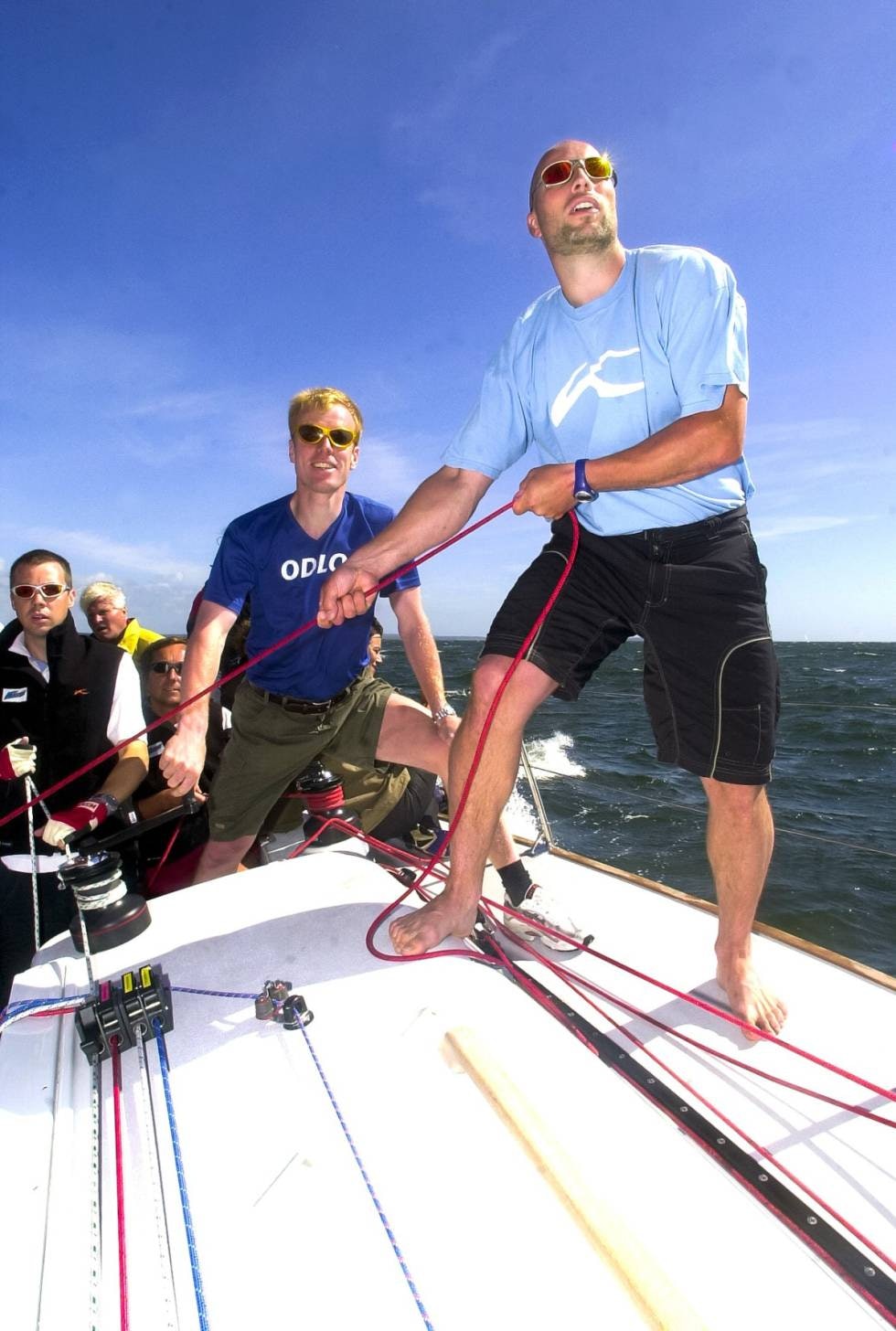 GIR ALT: Det skorter ikke på innsatsen  når Lasse har tatt med seg skikongen Bjørn Dæhlie i sin nyinnkjøpte seilbåt.