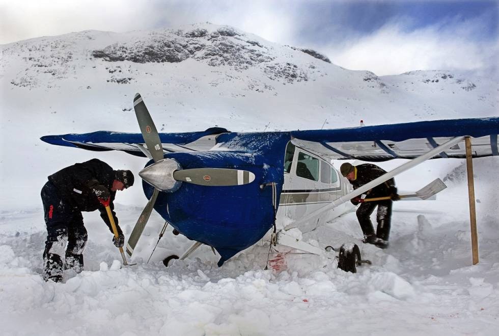 FLYUHELL: I 2009 skapte det store avisoversskrifter da Lasse under landing ved Bygdin i Jotunheimen fikk noen små skader på småflyet.  Ingen personer kom til skade under uhellet.