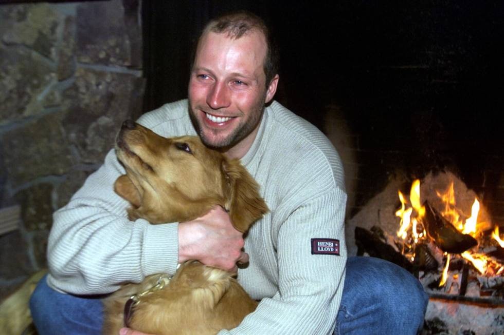 KOSEHUND: Lasse slapper av etter å ha tatt 5 VM-medaljer i Vail i 1995. KOSEHUND: Lasse slapper av etter å ha tatt 5 VM-medaljer i Vail i 1995.