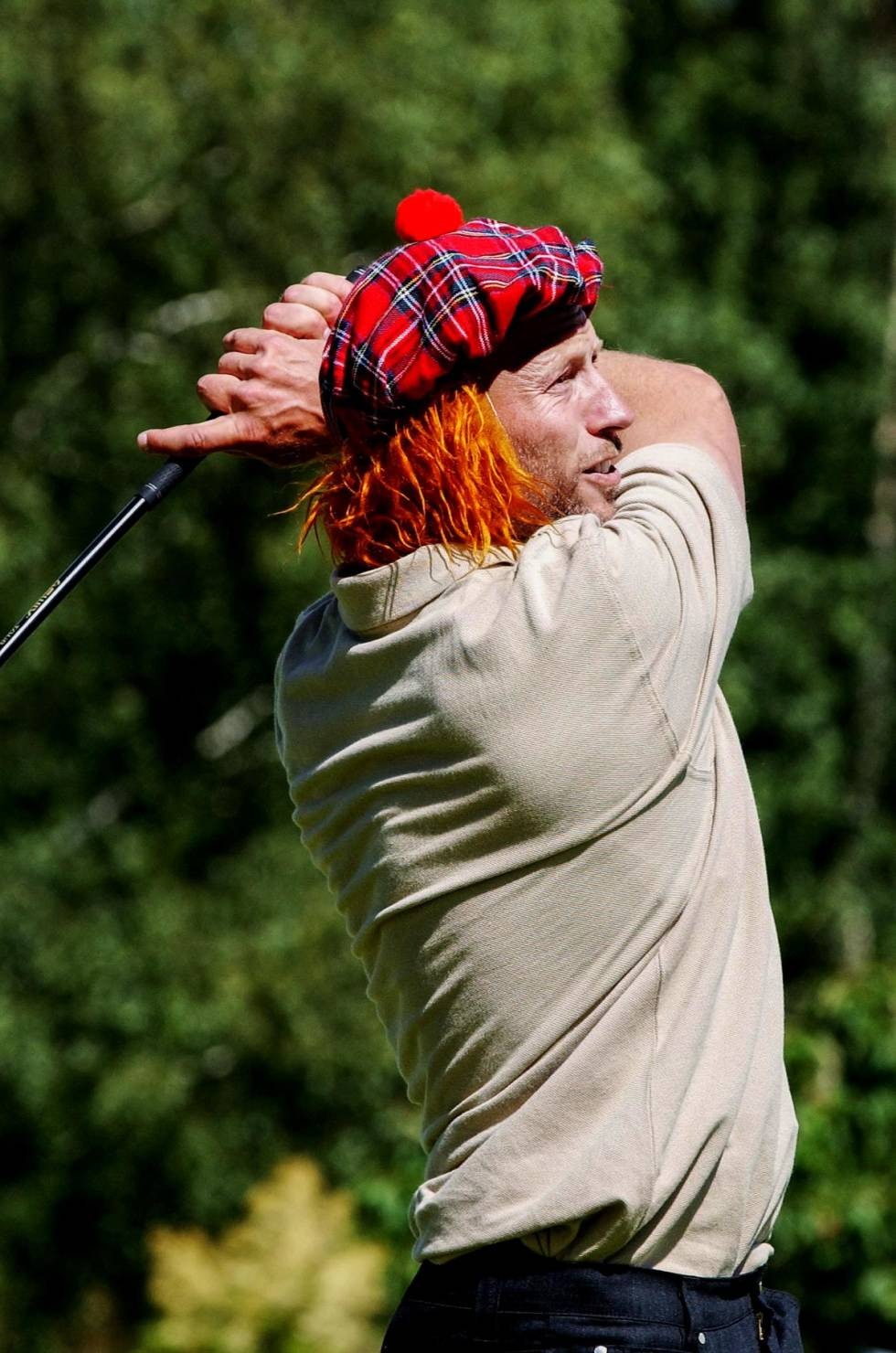 LITE SELVHØYTIDLIG: Lasse stiller med glede opp til golfturnering for kreftrammede barn eller når hotellkonge Petter Stordalen innbyr til hippie-party. Her med samboer Marianne Berner. LITE SELVHØYTIDLIG: Lasse stiller med glede opp til golfturnering for kreftrammede barn eller når hotellkonge Petter Stordalen innbyr til hippie-party. Her med samboer Marianne Berner.